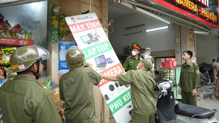 Phường Yên Nghĩa ra quân cao điểm lập lại trật tự đô thị, khắc phục “điểm nghẽn” về an toàn giao thông và vệ sinh môi trường- Ảnh 3.