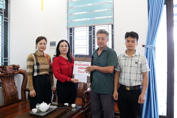 Đồng chí Chủ tịch Ủy ban MTTQ Việt Nam xã thăm, tặng quà công nhân và gia đình công nhân bị tai nạn lao động tại các thôn Duyên Ứng, Cốc Thượng, Cốc Hạ- Ảnh 2.