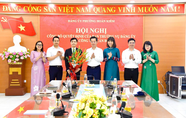 Công bố quyết định về công tác cán bộ tại Văn phòng Đảng ủy phường- Ảnh 4.