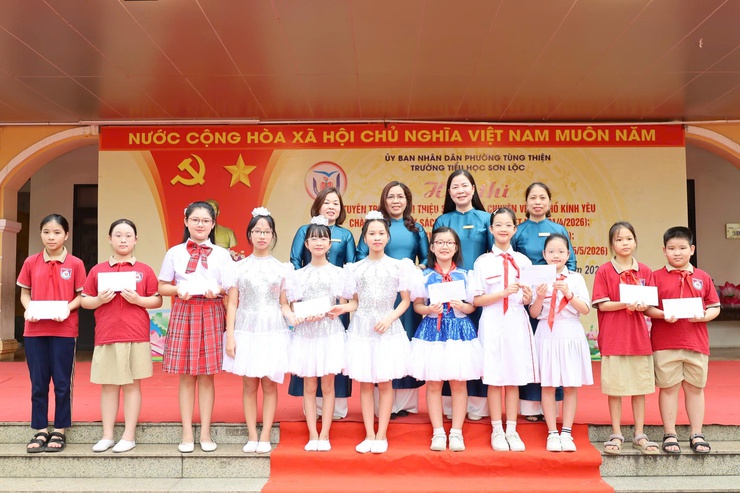 Trường Tiểu học Sơn Lộc tổ chức hội thi tuyên truyền giới thiệu sách và kể chuyện về Bác Hồ kính yêu- Ảnh 4.