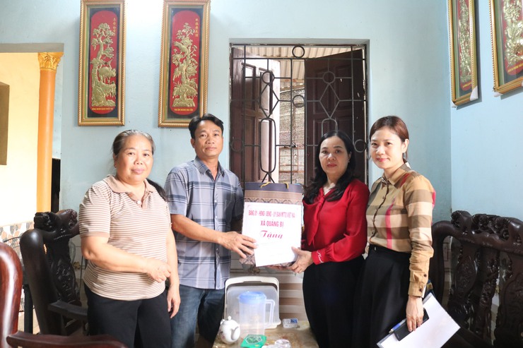 Đồng chí Chủ tịch Ủy ban MTTQ Việt Nam xã thăm, tặng quà công nhân và gia đình công nhân bị tai nạn lao động tại các thôn Duyên Ứng, Cốc Thượng, Cốc Hạ- Ảnh 3.