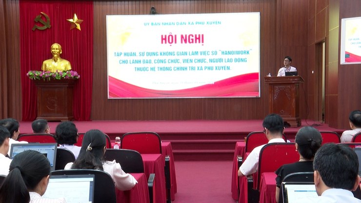 Hội nghị tập huấn sử dụng không gian làm việc số “HaNoi Work” cho lãnh đạo, công chức, viên chức, người lao động thuộc hệ thống chính trị xã Phú Xuyên.- Ảnh 3.