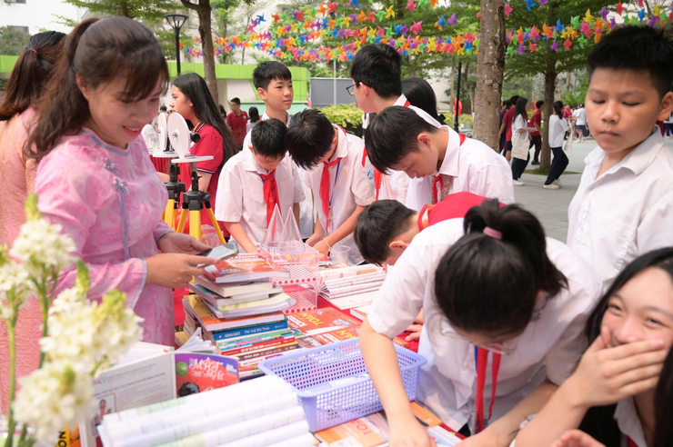 Trường THCS Trần Duy Hưng gửi gắm thông điệp “Từ những trang sách đến khoảng lặng trong tim” tại Ngày sách và văn hoá đọc năm 2026- Ảnh 6.