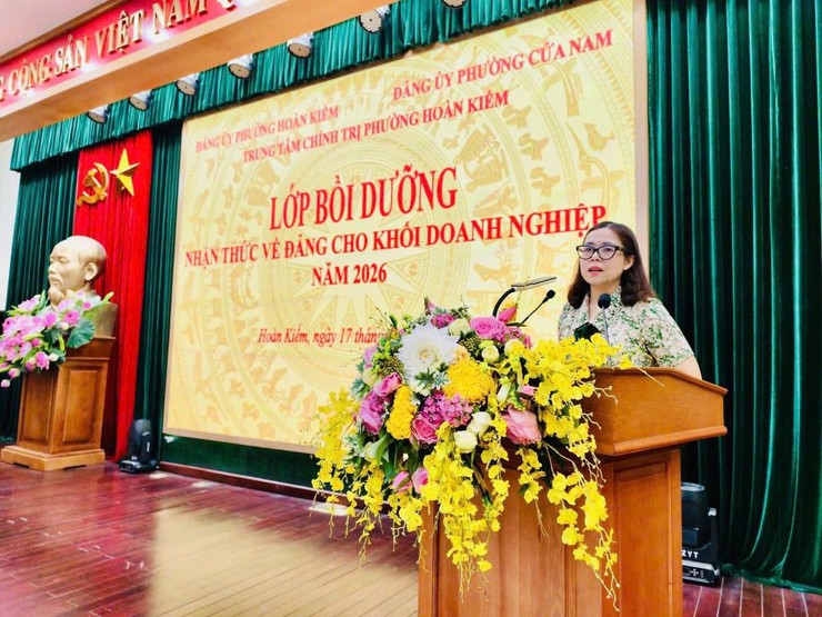 Trung tâm Chính trị phường Hoàn Kiếm tổ chức khai giảng lớp bồi dưỡng nhận thức về Đảng cho quần chúng ưu tú trong doanh nghiệp ngoài khu vực Nhà nước- Ảnh 1.