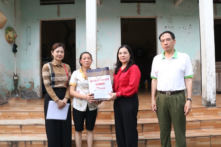 Đồng chí Chủ tịch Ủy ban MTTQ Việt Nam xã thăm, tặng quà công nhân và gia đình công nhân bị tai nạn lao động tại các thôn Duyên Ứng, Cốc Thượng, Cốc Hạ- Ảnh 4.