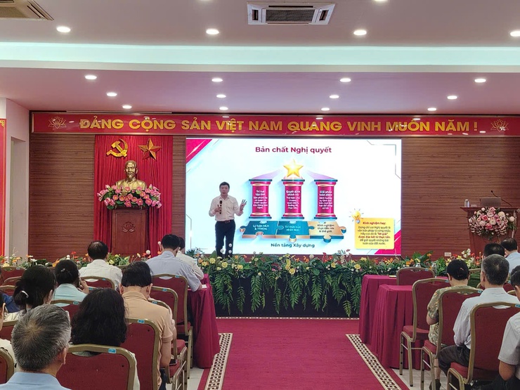 Hội nghị chuyên đề "Kỹ năng truyền đạt Chỉ thị, Nghị quyết của Đảng đối với đội ngũ báo cáo viên, tuyên truyền viên cơ sở'' trên địa bàn phường Phúc Lợi- Ảnh 2.