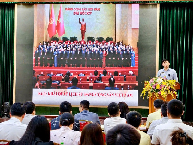 Trung tâm Chính trị phường Hoàn Kiếm tổ chức khai giảng lớp bồi dưỡng nhận thức về Đảng cho quần chúng ưu tú trong doanh nghiệp ngoài khu vực Nhà nước- Ảnh 2.