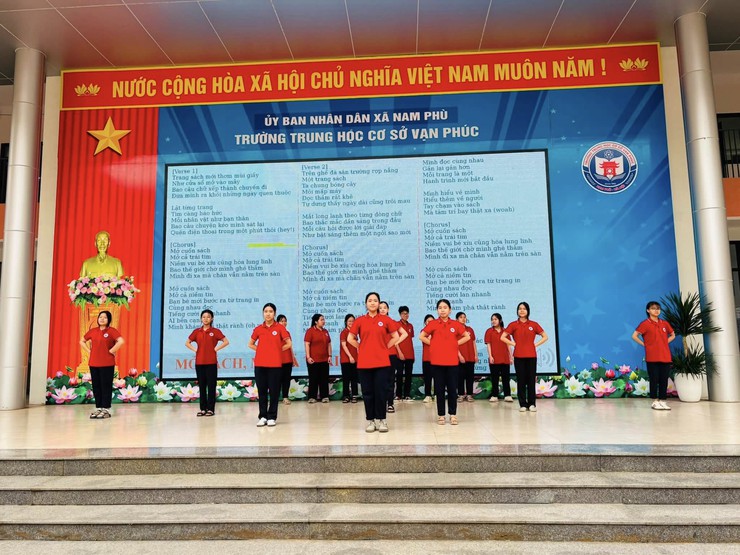 Đọc sách thời 4.0: Khi công nghệ đồng hành cùng tri thức tại Trường THCS Vạn Phúc- Ảnh 2.