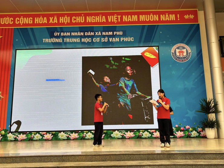 Đọc sách thời 4.0: Khi công nghệ đồng hành cùng tri thức tại Trường THCS Vạn Phúc- Ảnh 1.