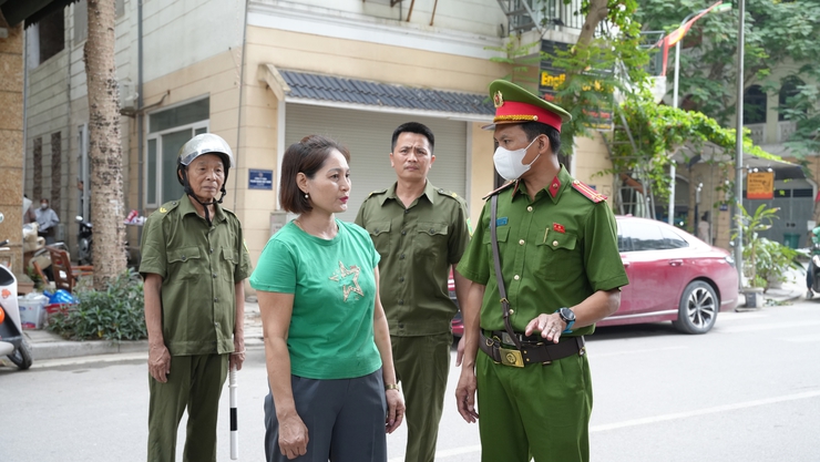 Phường Yên Nghĩa ra quân cao điểm lập lại trật tự đô thị, khắc phục “điểm nghẽn” về an toàn giao thông và vệ sinh môi trường- Ảnh 4.