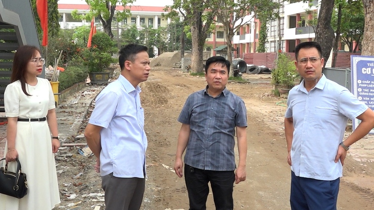 Đồng chí Phó Chủ tịch UBND xã Phạm Văn Thao kiểm tra tiến độ thi công các dự án, điều kiện chuẩn bị cho kỳ thi vào lớp 10 và kỳ thi tốt nghiệp THPT tại trường THPT Trần Đăng Ninh- Ảnh 1.