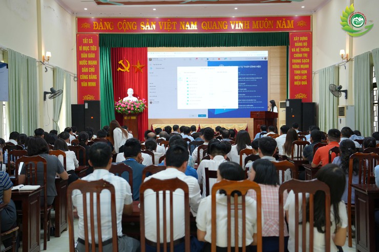 Hơn 100 cán bộ xã Phú Cát tập huấn nền tảng làm việc số Hanoiwork- Ảnh 1.