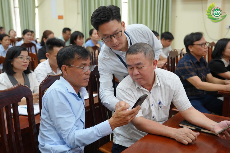 Hơn 100 cán bộ xã Phú Cát tập huấn nền tảng làm việc số Hanoiwork- Ảnh 3.