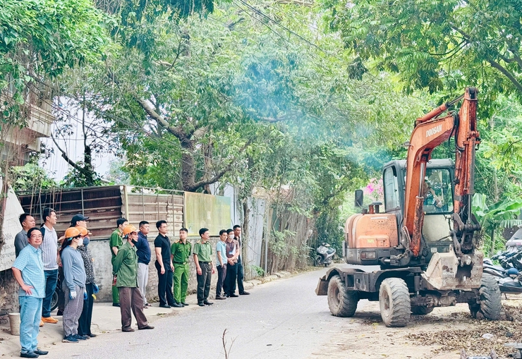 Xã Nam Phù tổ chức cưỡng chế công trình vi phạm, bảo đảm đúng pháp luật- Ảnh 3.