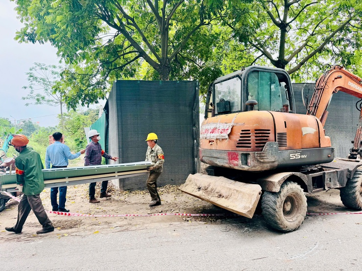 Xã Nam Phù tổ chức cưỡng chế công trình vi phạm, bảo đảm đúng pháp luật- Ảnh 2.