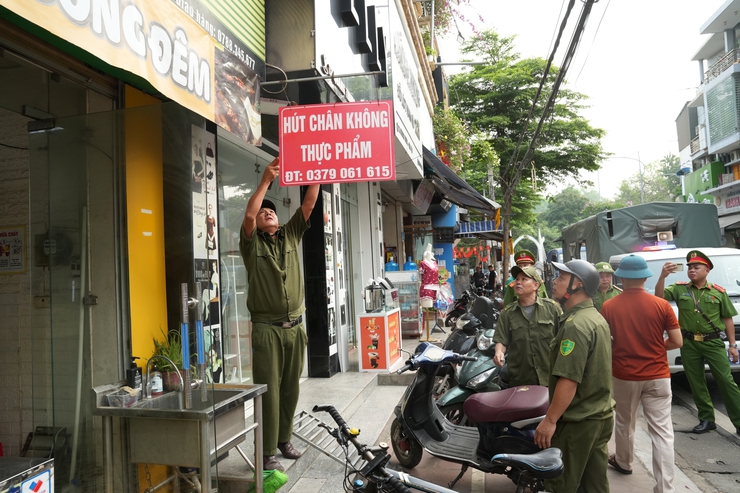 SƠN TÂY RA QUÂN XỬ LÝ VI PHẠM TRẬT TỰ ĐÔ THỊ TRÊN TUYẾN PHỐ QUANG TRUNG VÀ CẦU TRÌ- Ảnh 1.