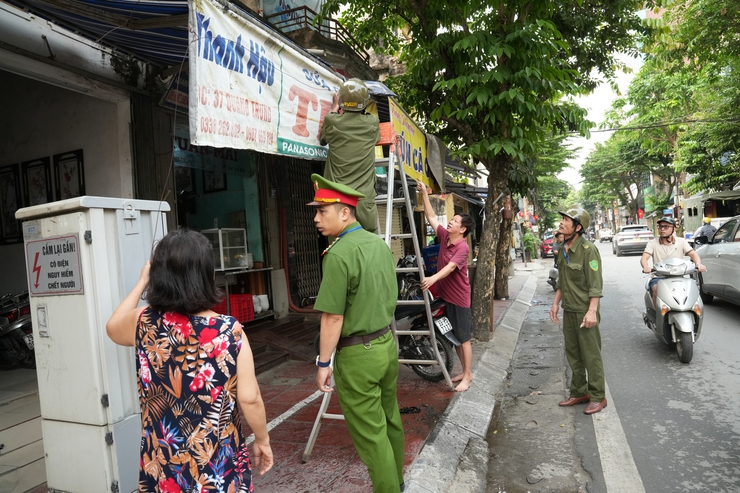 SƠN TÂY RA QUÂN XỬ LÝ VI PHẠM TRẬT TỰ ĐÔ THỊ TRÊN TUYẾN PHỐ QUANG TRUNG VÀ CẦU TRÌ- Ảnh 2.