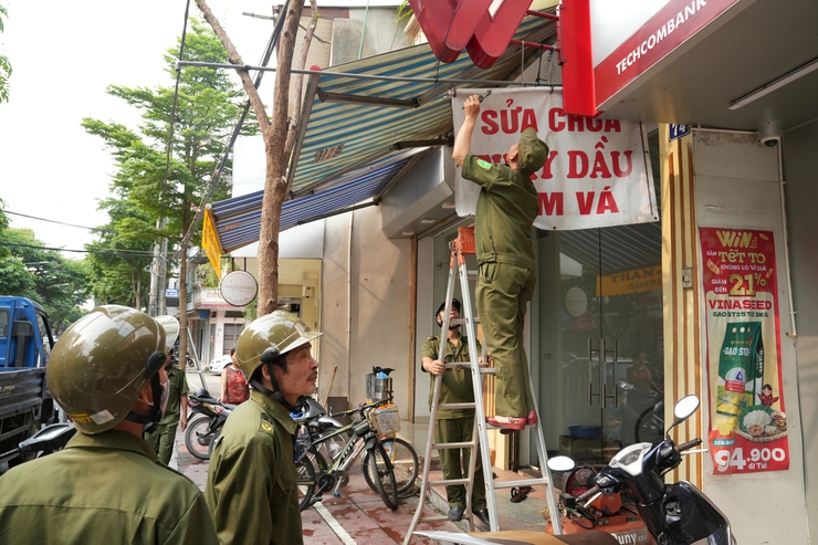 SƠN TÂY RA QUÂN XỬ LÝ VI PHẠM TRẬT TỰ ĐÔ THỊ TRÊN TUYẾN PHỐ QUANG TRUNG VÀ CẦU TRÌ- Ảnh 3.
