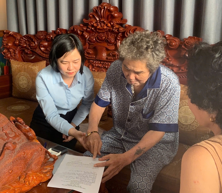 Hỗ trợ thủ tục tận nhà cho gia đình chính sách: Sự tri ân từ những hành động cụ thể- Ảnh 4.