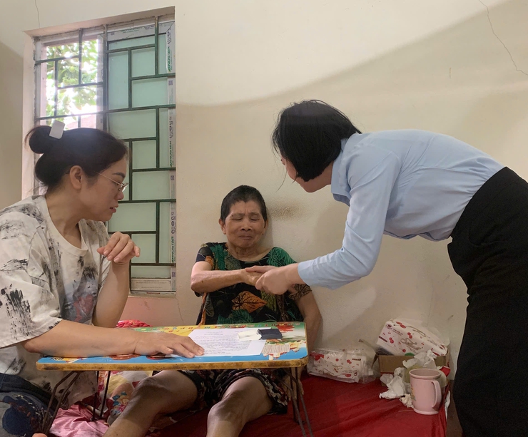 Hỗ trợ thủ tục tận nhà cho gia đình chính sách: Sự tri ân từ những hành động cụ thể- Ảnh 3.