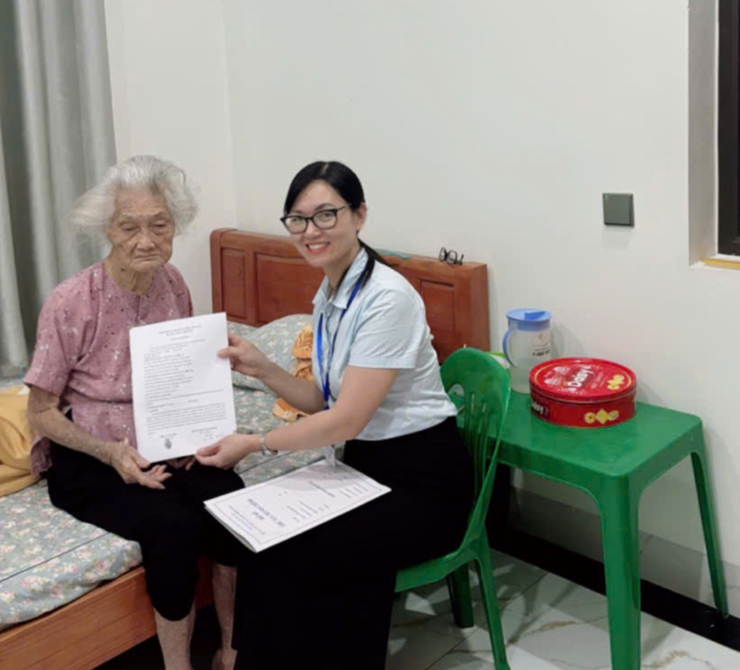 Hỗ trợ thủ tục tận nhà cho gia đình chính sách: Sự tri ân từ những hành động cụ thể- Ảnh 1.