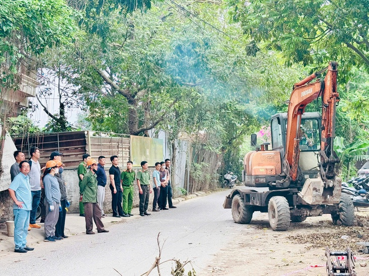 Công an xã Nam Phù bám sát cơ sở, chủ động tham mưu xử lý vi phạm đất đai- Ảnh 1.