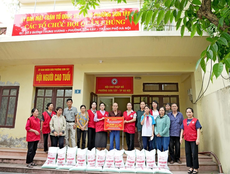 SƠN TÂY TRAO TẶNG GẠO THƯỜNG XUYÊN CHO 60 HỘ KHÓ KHĂN- Ảnh 1.