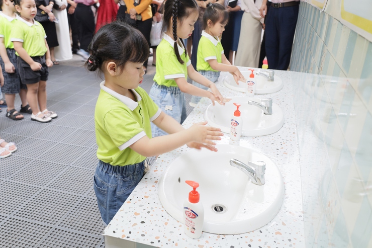 Hà Nội phát động chiến dịch vệ sinh môi trường, chủ động phòng chống bệnh tay chân miệng- Ảnh 4.