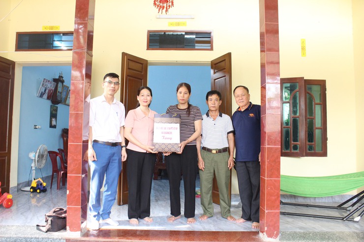 Đồng chí Phó chủ tịch HĐND xã đến thăm hỏi, tặng quà công nhân bị tai nạn lao động và gia đình công nhân tử vong tại thôn 2, thôn Và và thôn An Hiền- Ảnh 3.