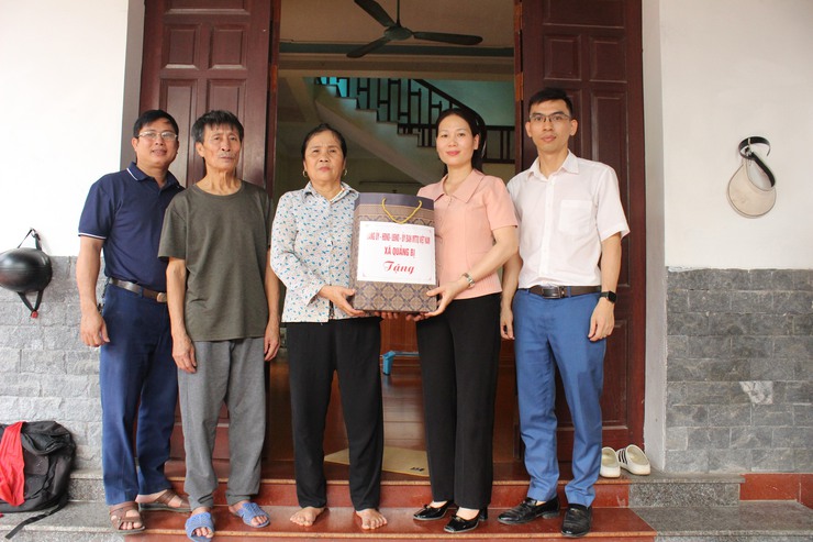 Đồng chí Phó chủ tịch HĐND xã đến thăm hỏi, tặng quà công nhân bị tai nạn lao động và gia đình công nhân tử vong tại thôn 2, thôn Và và thôn An Hiền- Ảnh 1.