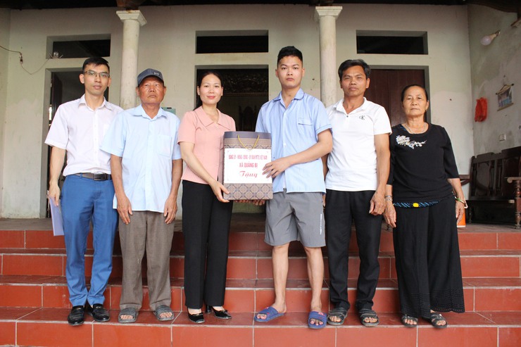 Đồng chí Phó chủ tịch HĐND xã đến thăm hỏi, tặng quà công nhân bị tai nạn lao động và gia đình công nhân tử vong tại thôn 2, thôn Và và thôn An Hiền- Ảnh 2.