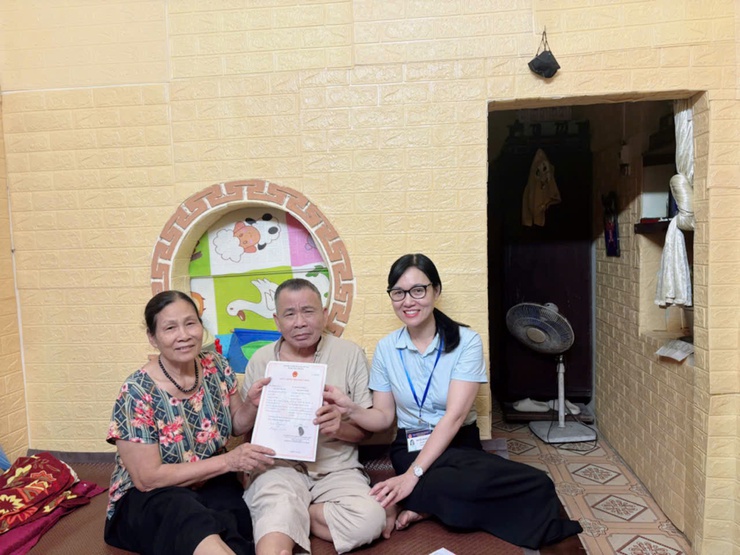 Hỗ trợ thủ tục tận nhà cho gia đình chính sách: Sự tri ân từ những hành động cụ thể- Ảnh 2.