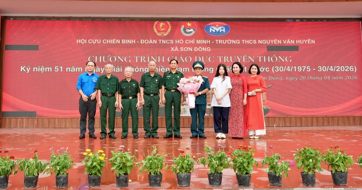 Chương trình giáo dục truyền thống ký niệm 51 năm ngày Giải phóng miền Nam, thống nhất Đất nước- Ảnh 1.