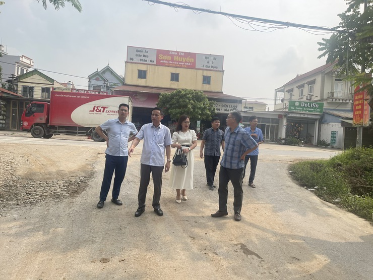 Đồng chí Phó Chủ tịch UBND xã Phạm Văn Thao kiểm tra tiến độ thi công các dự án, điều kiện chuẩn bị cho kỳ thi vào lớp 10 và kỳ thi tốt nghiệp THPT tại trường THPT Trần Đăng Ninh- Ảnh 2.