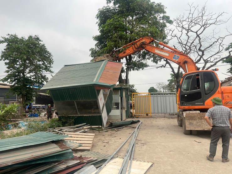 UBND xã Ngọc Hồi triển khai khắc phục hậu quả các trường hợp vi phạm- Ảnh 4.