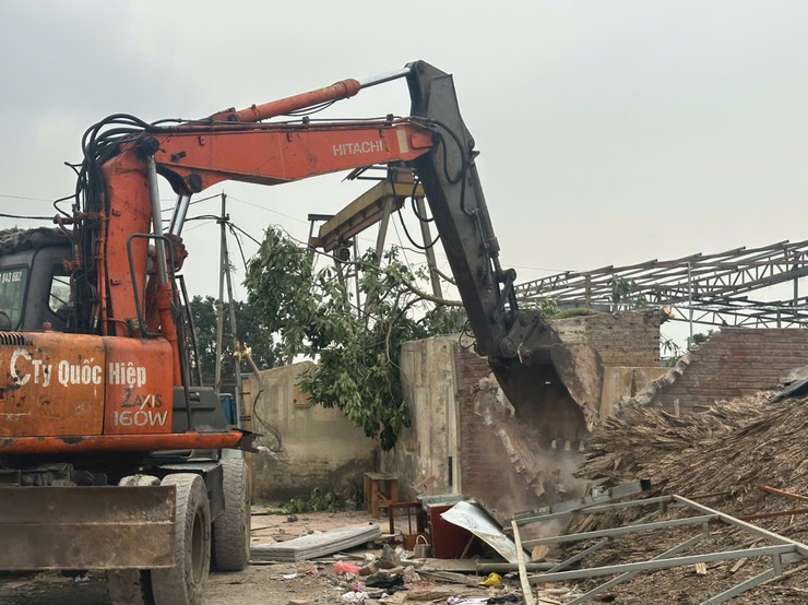 UBND xã Ngọc Hồi triển khai khắc phục hậu quả các trường hợp vi phạm- Ảnh 5.