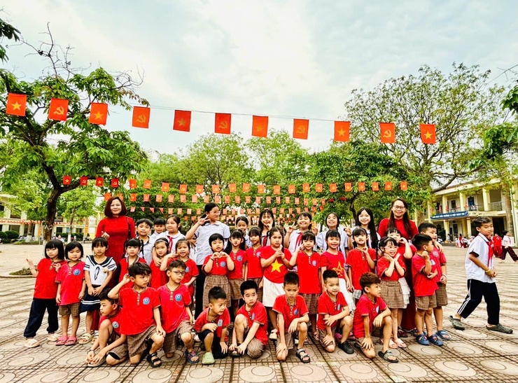 TRẢI NGHIỆM "EM LÀ HỌC SINH LỚP 1" – HÀNH TRANG CHO BÉ 5 TUỔI TRƯỜNG MẦM NON HỒNG DƯƠNG- Ảnh 2.