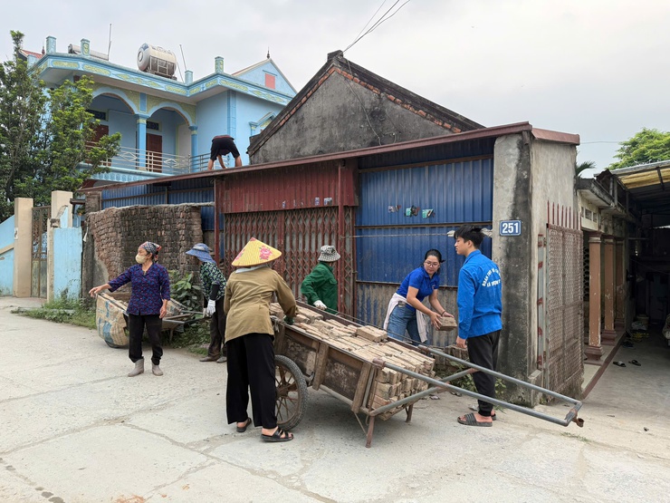 Ban Quản lý Dự án và Đầu tư hạ tầng phối hợp với các tổ chức chính trị - xã hội hỗ trợ các hộ dân thực hiện tháo dỡ công trình- Ảnh 2.