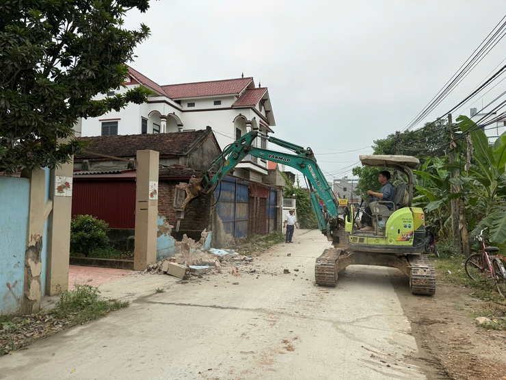 Ban Quản lý Dự án và Đầu tư hạ tầng phối hợp với các tổ chức chính trị - xã hội hỗ trợ các hộ dân thực hiện tháo dỡ công trình- Ảnh 3.