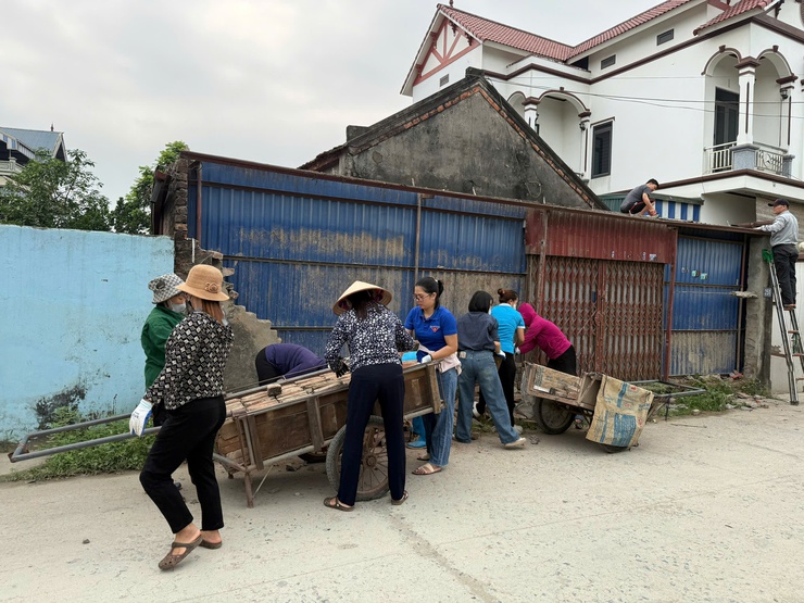 Ban Quản lý Dự án và Đầu tư hạ tầng phối hợp với các tổ chức chính trị - xã hội hỗ trợ các hộ dân thực hiện tháo dỡ công trình- Ảnh 4.