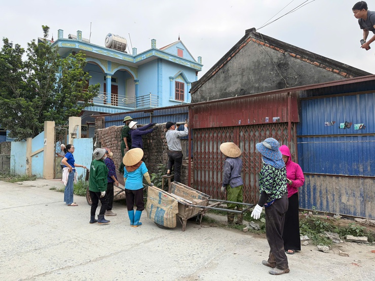 Ban Quản lý Dự án và Đầu tư hạ tầng phối hợp với các tổ chức chính trị - xã hội hỗ trợ các hộ dân thực hiện tháo dỡ công trình- Ảnh 5.