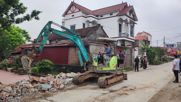 Ban Quản lý Dự án và Đầu tư hạ tầng phối hợp với các tổ chức chính trị - xã hội hỗ trợ các hộ dân thực hiện tháo dỡ công trình- Ảnh 6.