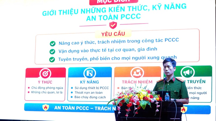 HỘI NGHỊ TUYÊN TRUYỀN, TẬP HUẤN NGHIỆP VỤ PCCC VÀ CNCH TRÊN ĐỊA BÀN XÃ DÂN HÒA NĂM 2026 - Ảnh 2.