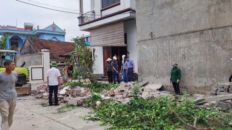 Ban Quản lý Dự án và Đầu tư hạ tầng phối hợp với các tổ chức chính trị - xã hội hỗ trợ các hộ dân thực hiện tháo dỡ công trình- Ảnh 7.