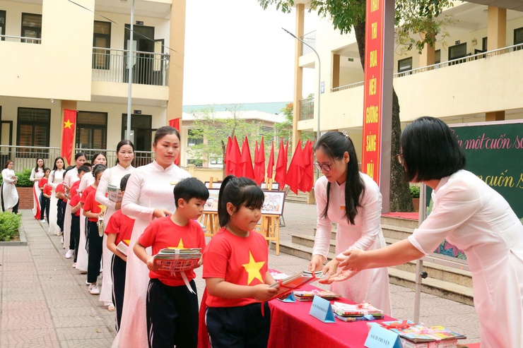 Rộn ràng Ngày hội Sách và Văn hóa đọc Việt Nam lần thứ 5 năm 2026 tại trường Tiểu học Quảng Bị- Ảnh 5.