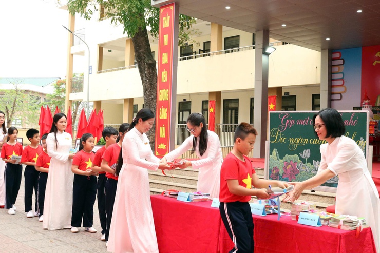 Rộn ràng Ngày hội Sách và Văn hóa đọc Việt Nam lần thứ 5 năm 2026 tại trường Tiểu học Quảng Bị- Ảnh 4.