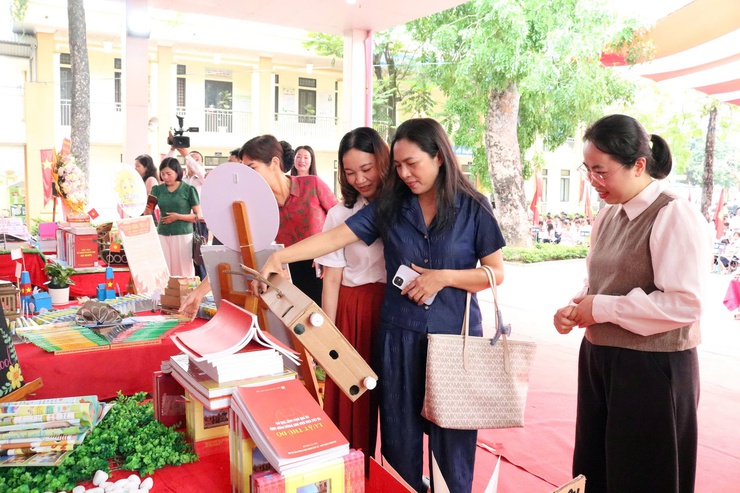Rộn ràng Ngày hội Sách và Văn hóa đọc Việt Nam lần thứ 5 năm 2026 tại trường Tiểu học Quảng Bị- Ảnh 6.