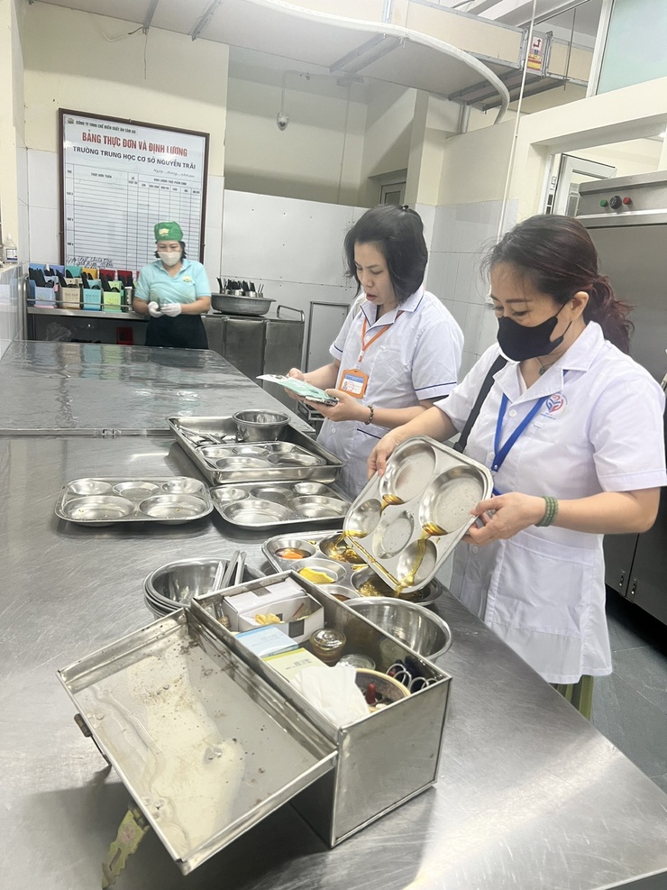 Phường Giảng Võ: Tăng cường kiểm tra đột xuất, siết chặt an toàn thực phẩm tại bếp ăn các trường học- Ảnh 2.