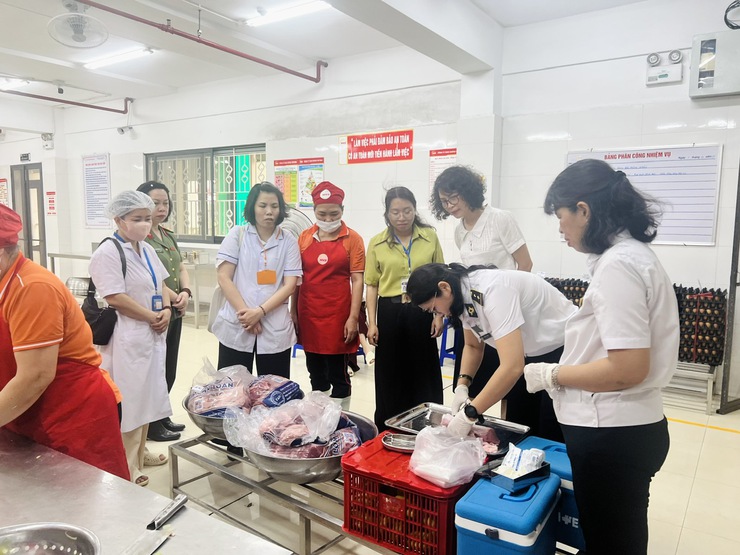 Phường Giảng Võ: Tăng cường kiểm tra đột xuất, siết chặt an toàn thực phẩm tại bếp ăn các trường học- Ảnh 1.