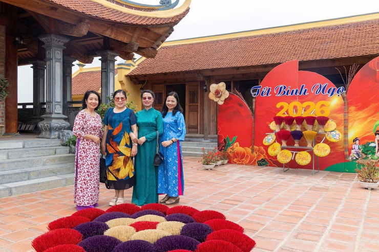 ĐOÀN NGUYÊN CÁN BỘ TRUNG ƯƠNG, THÀNH PHỐ HÀ NỘI VÀ TỈNH HÀ TÂY (CŨ) DÂNG HƯƠNG TẠI KHU LƯU NIỆM TRƯỞNG BAN THƯỜNG TRỰC QUỐC HỘI BÙI BẰNG ĐOÀN
- Ảnh 10.